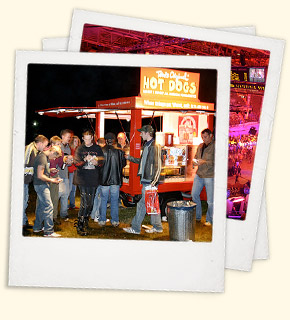 Hot Dog Fans vor Hot Dog Stand